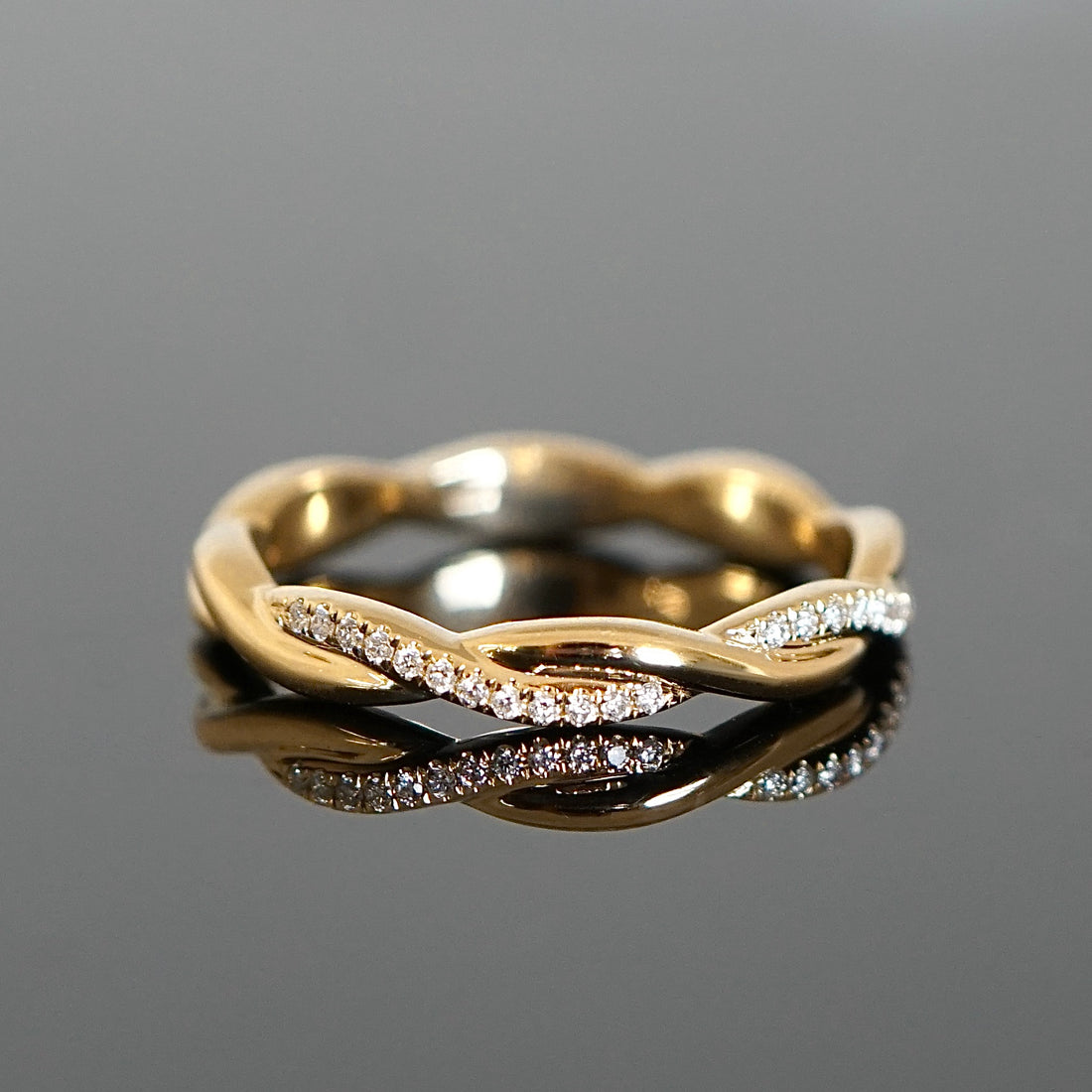geflochtener Vorsteckring mit Diamanten 