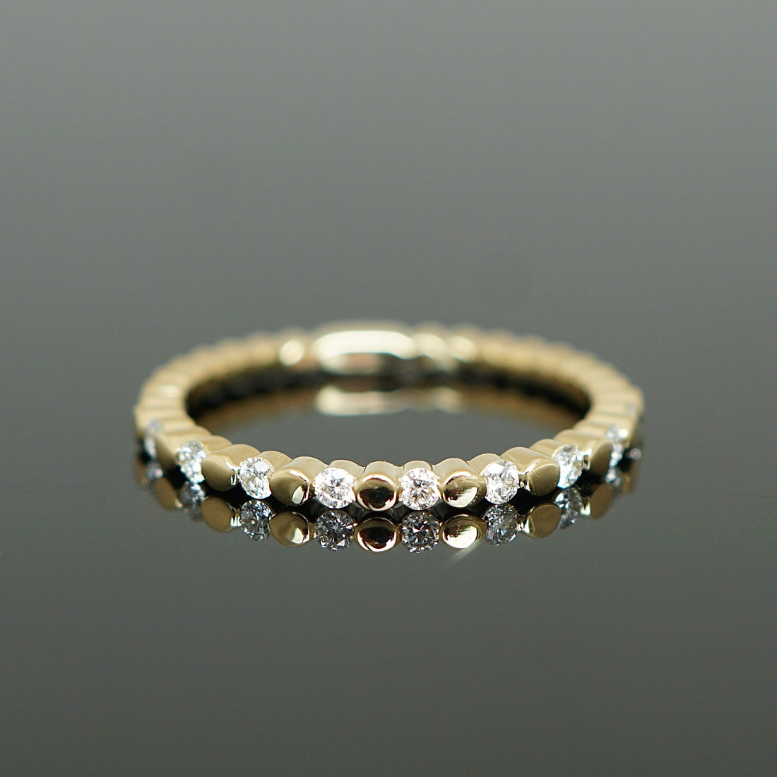 Vorsteckring mit glänzenden Kugeln und Diamanten abwechselnd, perfekt für Kombinationen 