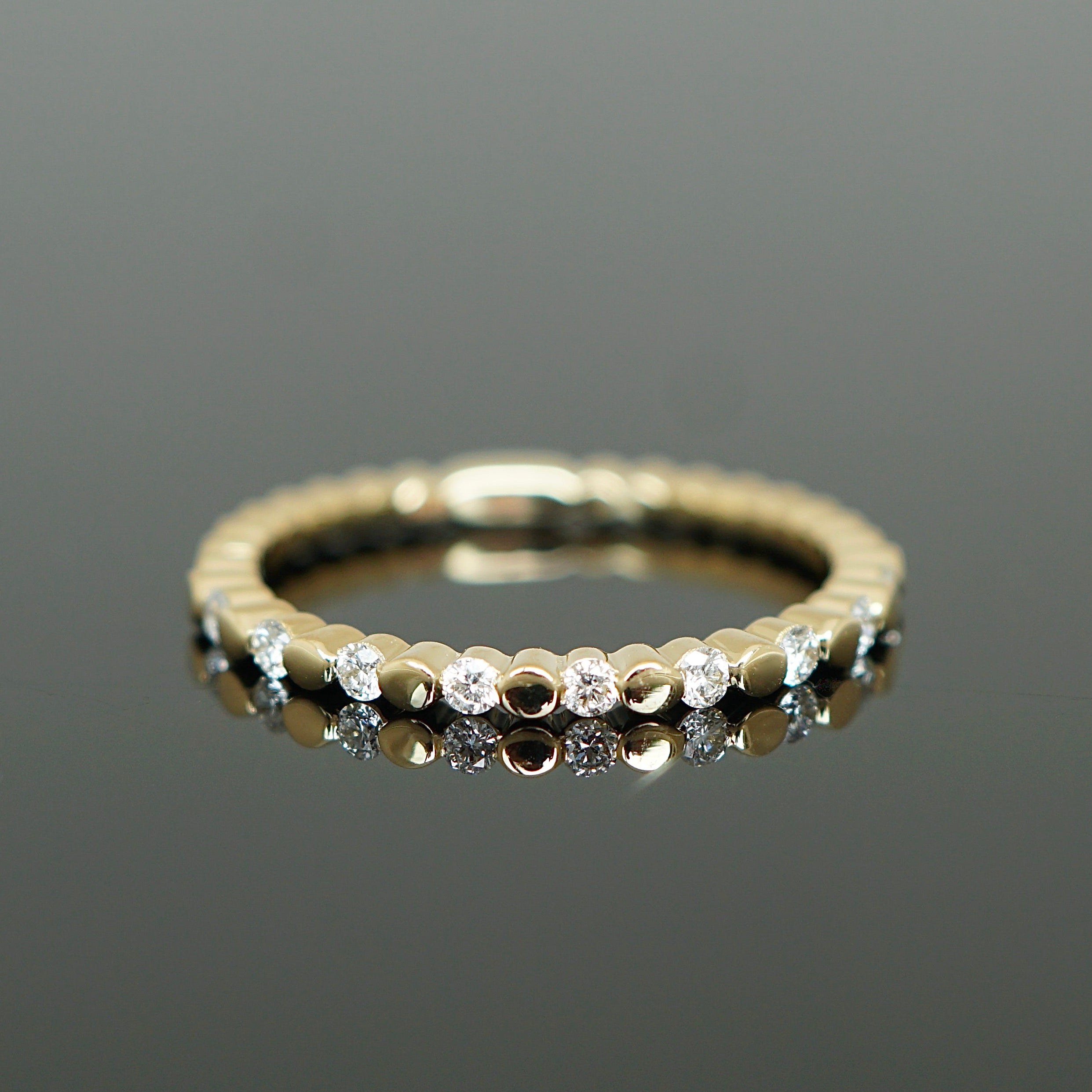 Vorsteckring mit glänzenden Kugeln und Diamanten abwechselnd, perfekt für Kombinationen 