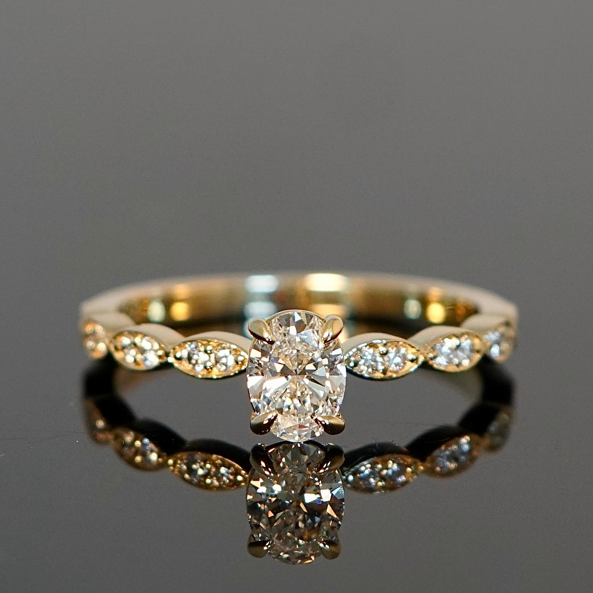 Vintage Verlobungsring, Diamant mit ovalem Schliff in einer Vierer-Krappenfassung, Navetten 