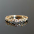 Ring antik mit Mittelstein und Blättern besetzt mit Diamanten, verspieltes Design 