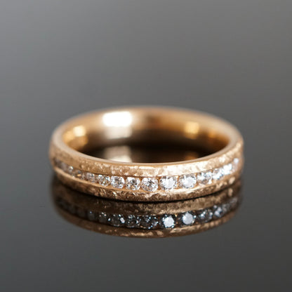 Mischung aus Memoryring/Ehering mit spezieller Oberfläche und Diamanten 