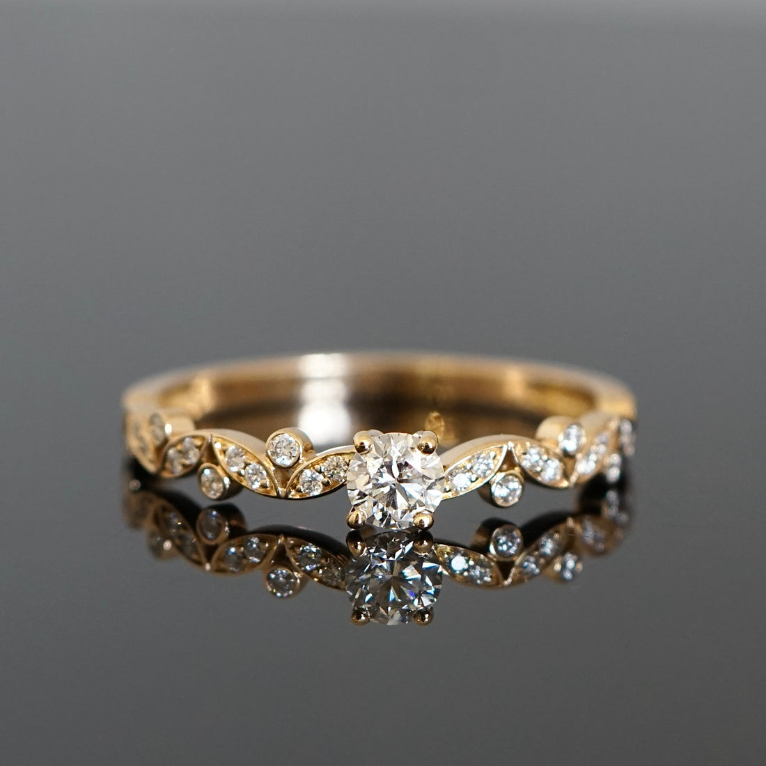 Verlobungsring im Blütendesign aus Gold mit Brillanten