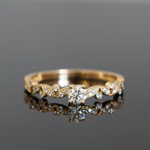 Verlobungsring im Blütendesign aus Gold mit Brillanten