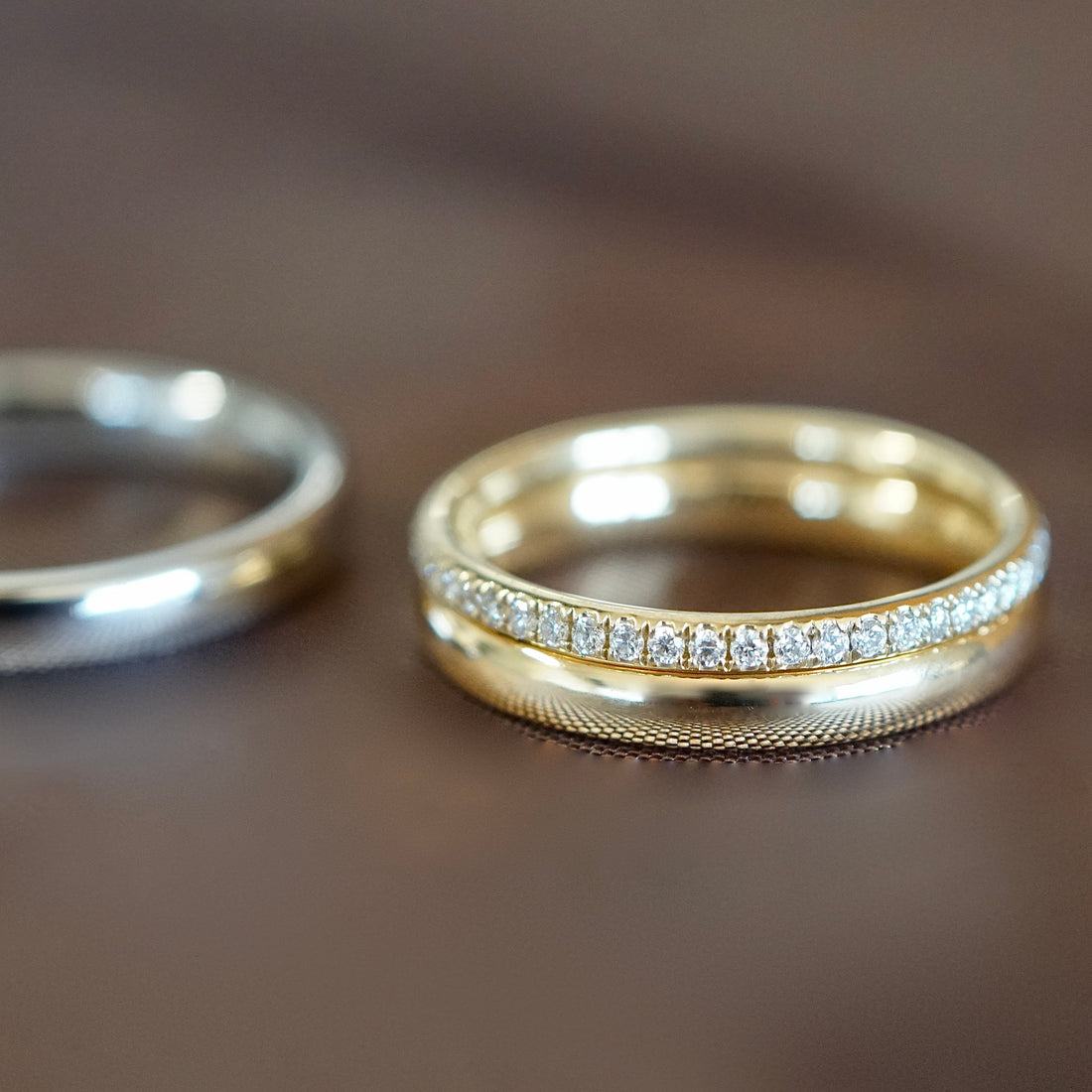 Trauringe ganz nach deinen Wünschen mit polierter Oberfläche, verschiedene Materialien und Vorsteckring mit Diamanten 