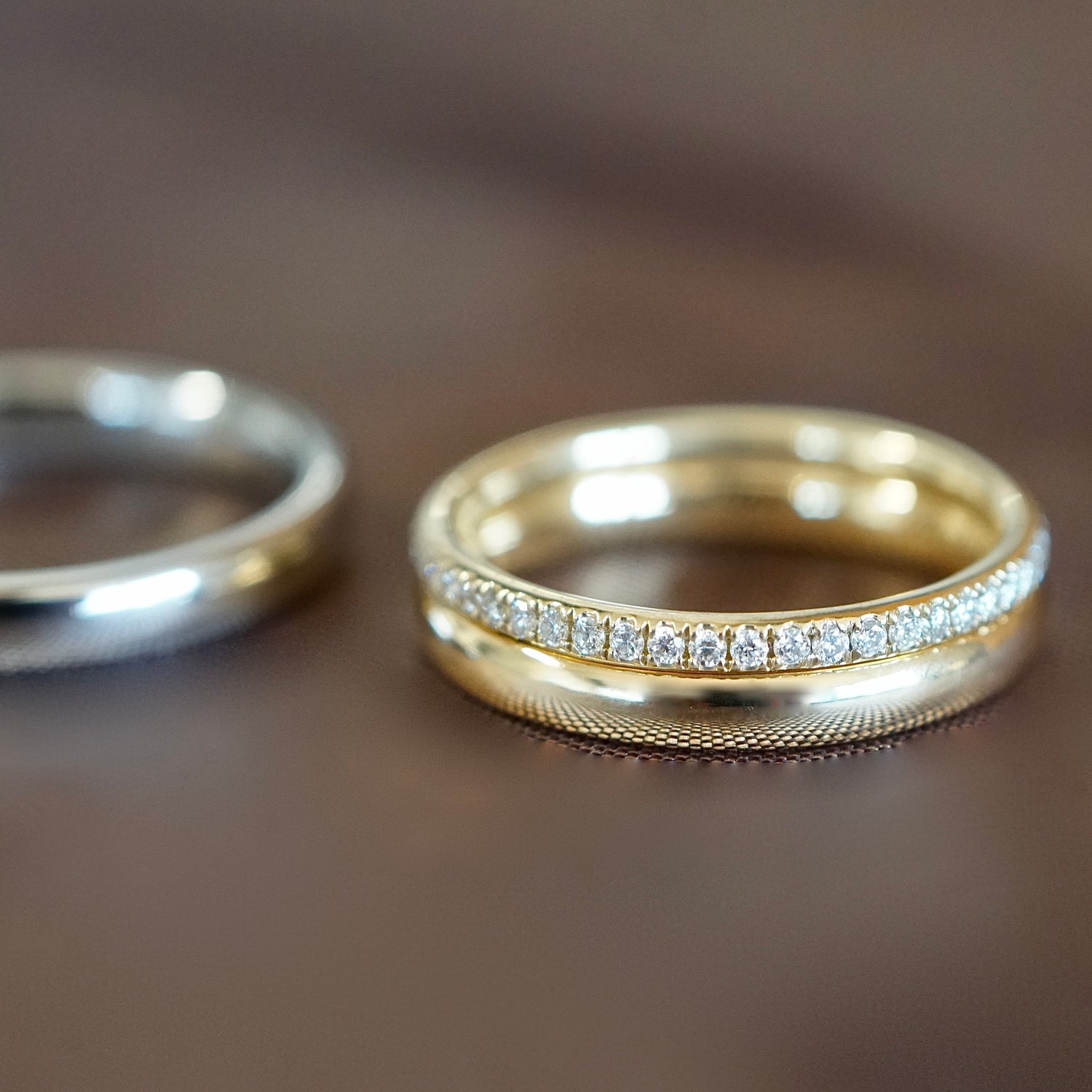 Trauringe ganz nach deinen Wünschen mit polierter Oberfläche, verschiedene Materialien und Vorsteckring mit Diamanten 