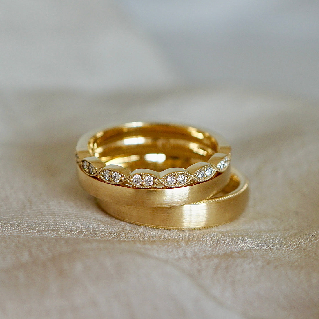 Trauringe ganz nach deinen Wünschen mit Millgriffrand und Vorsteckring mit Diamanten