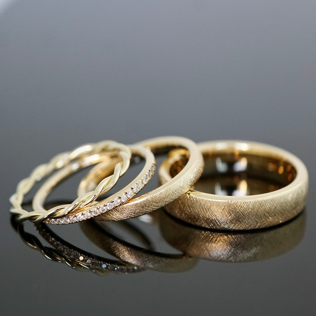 Trauringe ganz nach deinen Wünschen mit kreuzmatter Oberfläche und gekordelten Vorsteckring plus Vorsteckring mit Diamanten