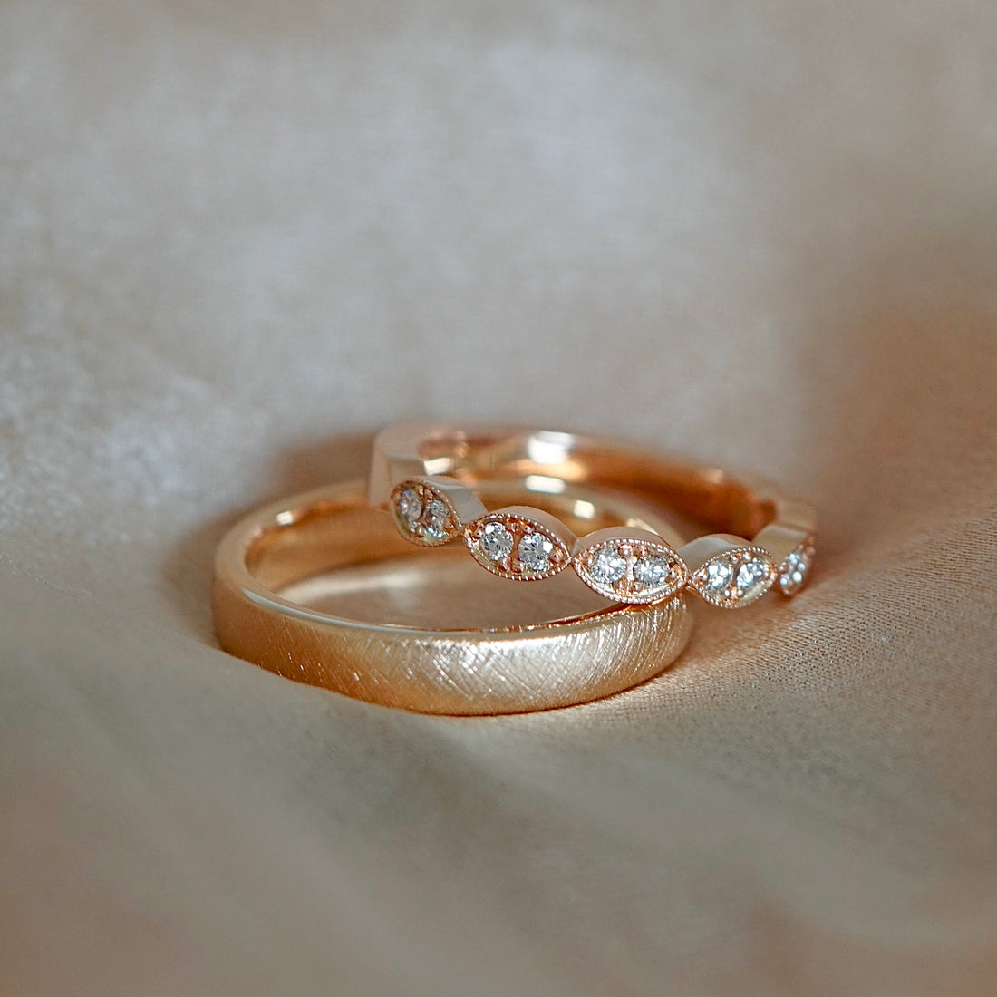 Trauringe ganz nach deinen Wünschen mit kreuzmatter Oberfläche für den Herrenring und Vintage Navette Damenring mit Milllgriff und Diamanten 