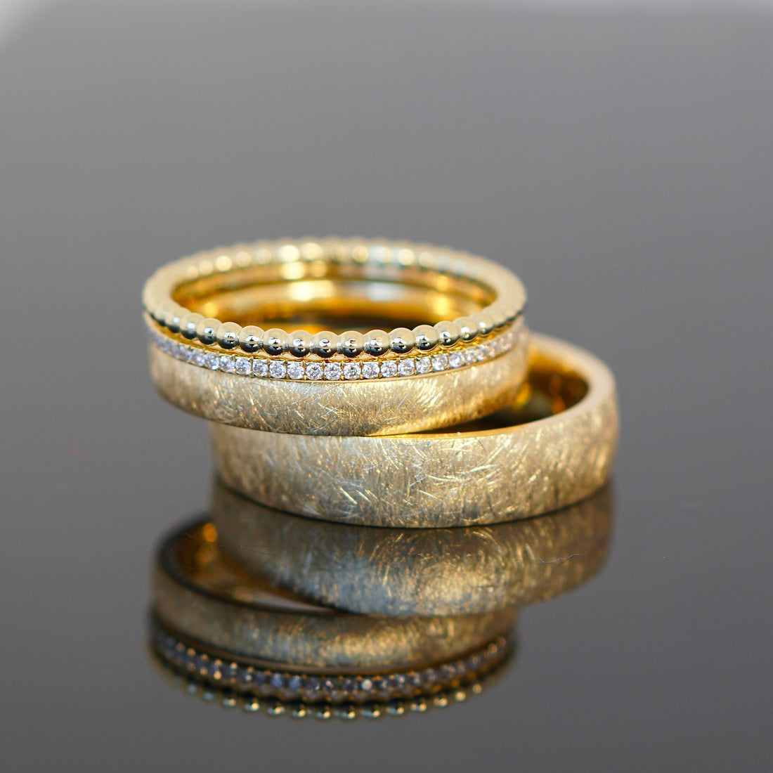 Trauringe mit Beisteckringen und zarten Diamanten