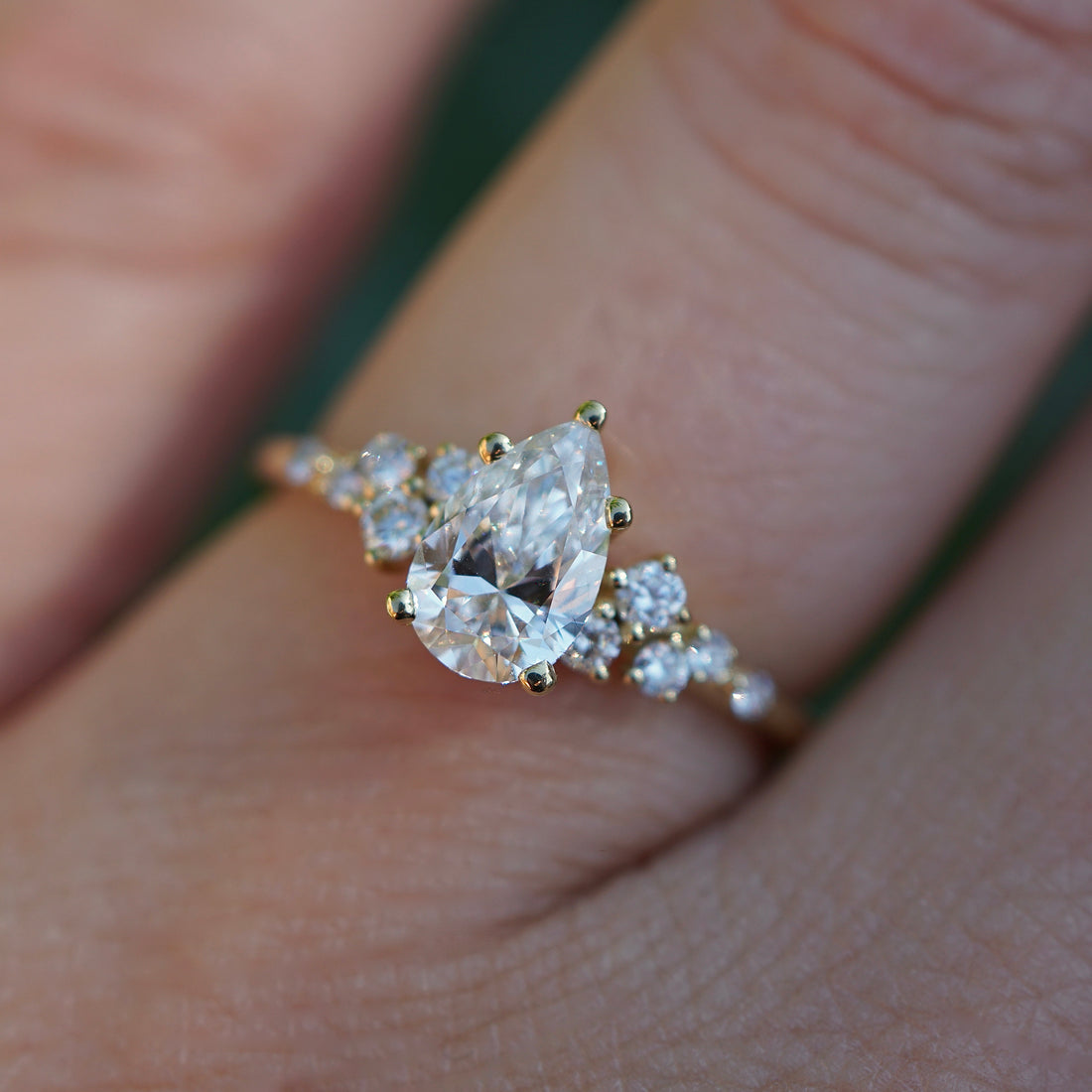 Diamantring mit einem Tropfen