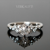 Romantischer Diamantring mit vielen kleinen Diamanten seitlich auf der Ringschiene.