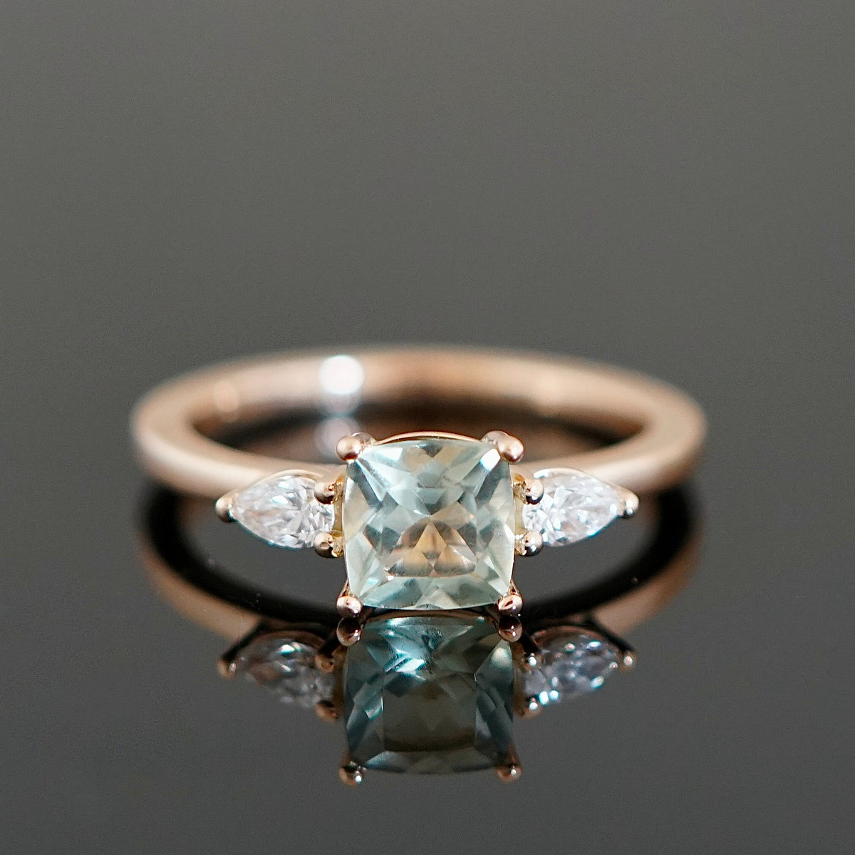 Verlobungsring mit Prasolith (Amethyst) im Kissenschliff 0,70 Ct. 