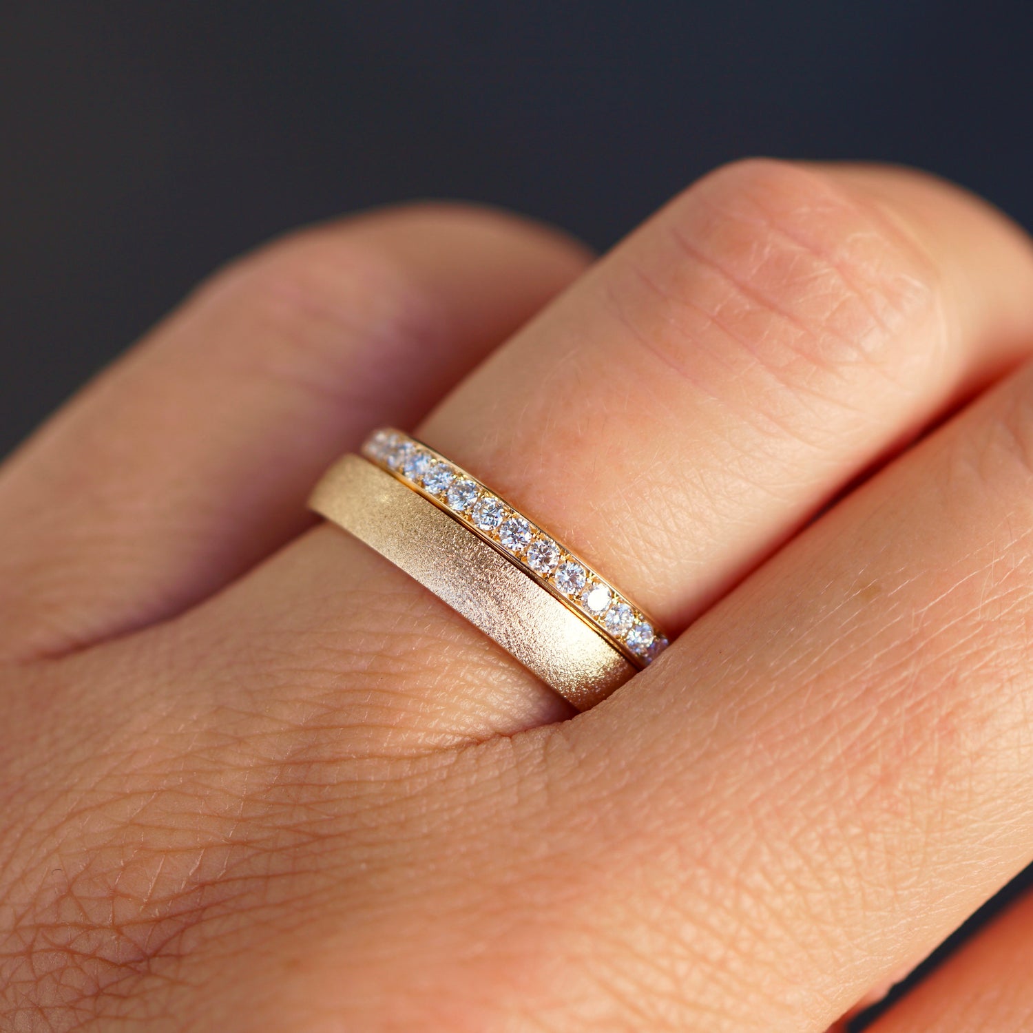 Ehering, Damenring mit Memoryring zusammen getragen. Kombination aus Ringen