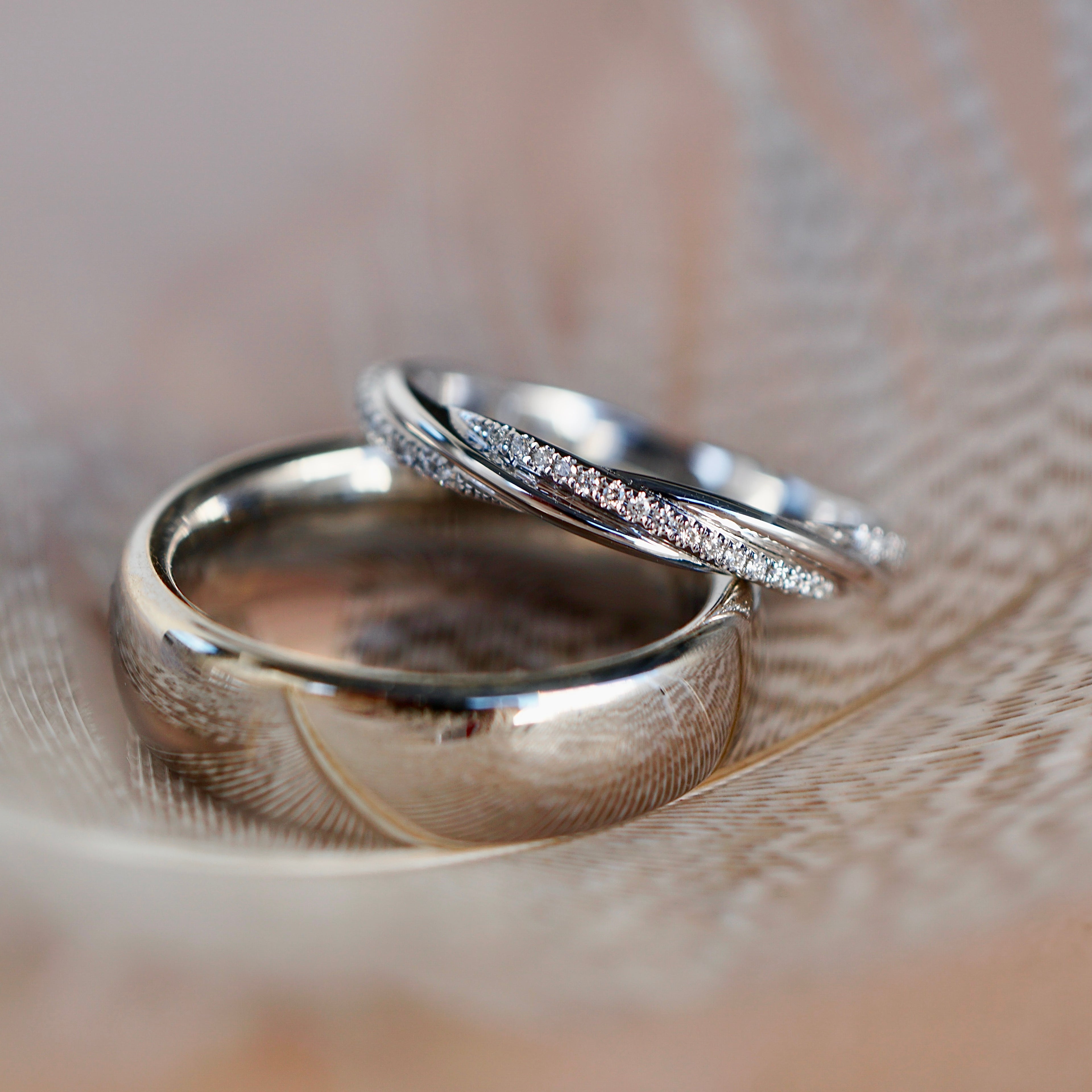 Besondere Trauringe aus Weißgold, Damenring und Herrenring.