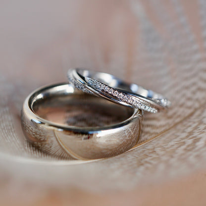 Besondere Trauringe aus Weißgold, Damenring und Herrenring.