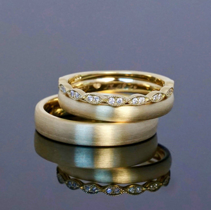 Traumhafte Trauringe im Set mit besonderem Boheme-Charakter. Ehering Set aus Gold.