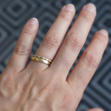 Lade das Bild in den Galerie-Viewer, Ehering und Vorsteckring an der Hand. Trauring und Memoryring zusammen an der Hand.
