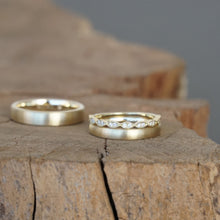 Lade das Bild in den Galerie-Viewer, Vintage Eheringe, Hippy Trauringe, Boho Eheringe aus Gold.
