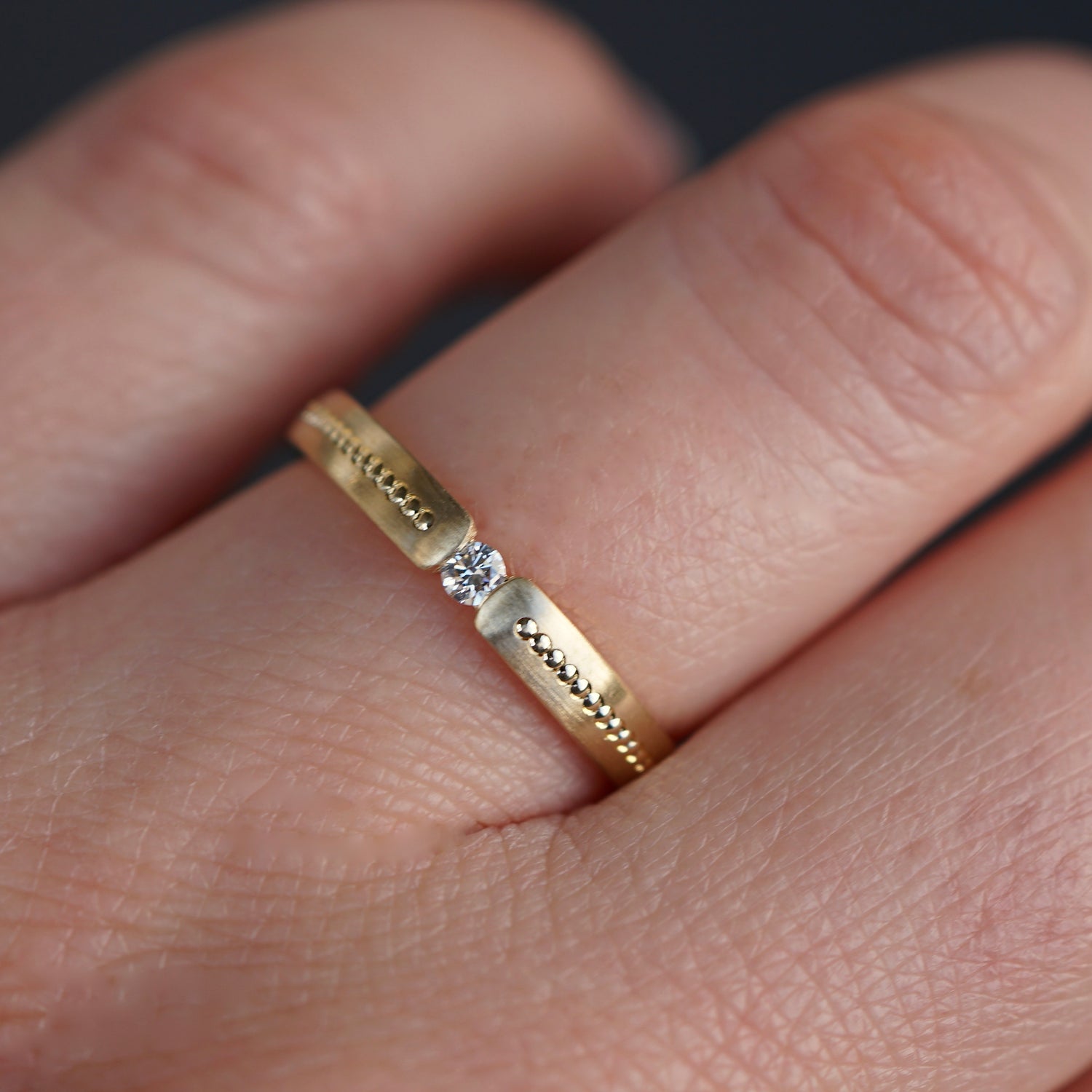 Spannring von MEIN LIEBLINGSRING mit einem Brillanten in der Mitte. Ehering mit Diamant.