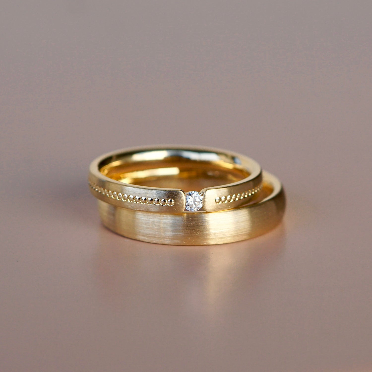 Eheringe Armonia von Lieblingsring. Mit Seidenmattierter Oberfläche aus Gold.
