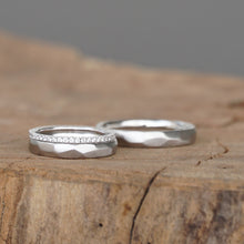 Lade das Bild in den Galerie-Viewer, Besondere Trauringe, facettiert, aus Platin und mit einem Memoryring als Vorsteckring.
