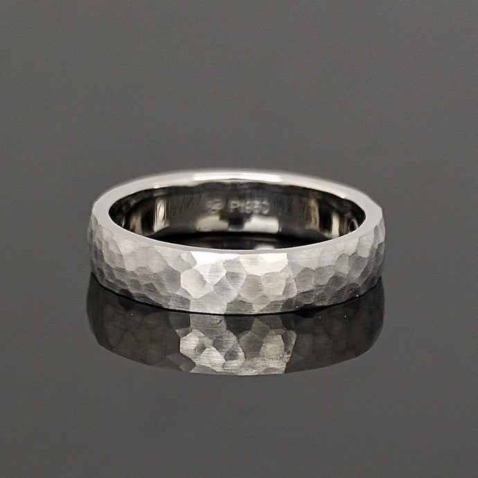 Hammerschlag Ehering für Männer. Herrenring mit geschmiedeter Oberfläche aus Platin.
