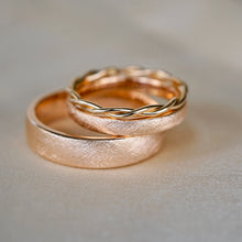Lade das Bild in den Galerie-Viewer, Eheringe Vintage aus Roségold mit Vorsteckring.
