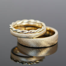Lade das Bild in den Galerie-Viewer, Eheringe Vintage Set. Eheringe plus Kordelring aus Gold.
