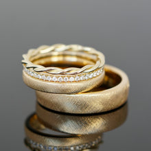 Lade das Bild in den Galerie-Viewer, Ringkombination Eheringe aus Gold mit Memoire Ring und Twistring oder Kordelring.
