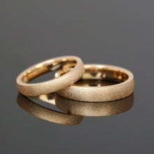 Lade das Bild in den Galerie-Viewer, Schimmernde Eheringe aus Roségold. Besondere Trauringe, handgefertigt aus recycling Gold.
