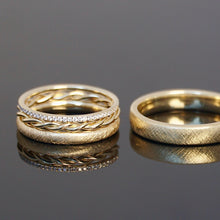 Lade das Bild in den Galerie-Viewer, Eheringe aus Gold oder Platin. Kombination aus drei Ringen für die Braut. 
