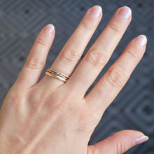 Lade das Bild in den Galerie-Viewer, Ehering Kombination mit Kordelring und Memoryring aus Gold.
