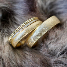 Lade das Bild in den Galerie-Viewer, Eheringe FROZEN GOLD Kombination
