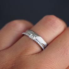 Lade das Bild in den Galerie-Viewer, Ringkombination an der Hand aus Platin mit Diamanten. Ehering und Verlobungsring

