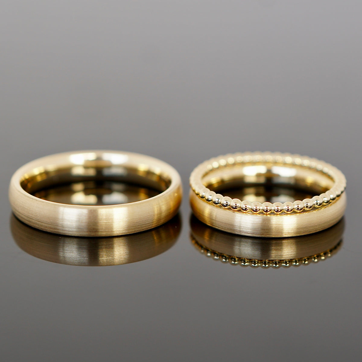 Goldringe zur Hochzeit, klassisch und zeitlos mit einem Kugelring als Vorsteckring.