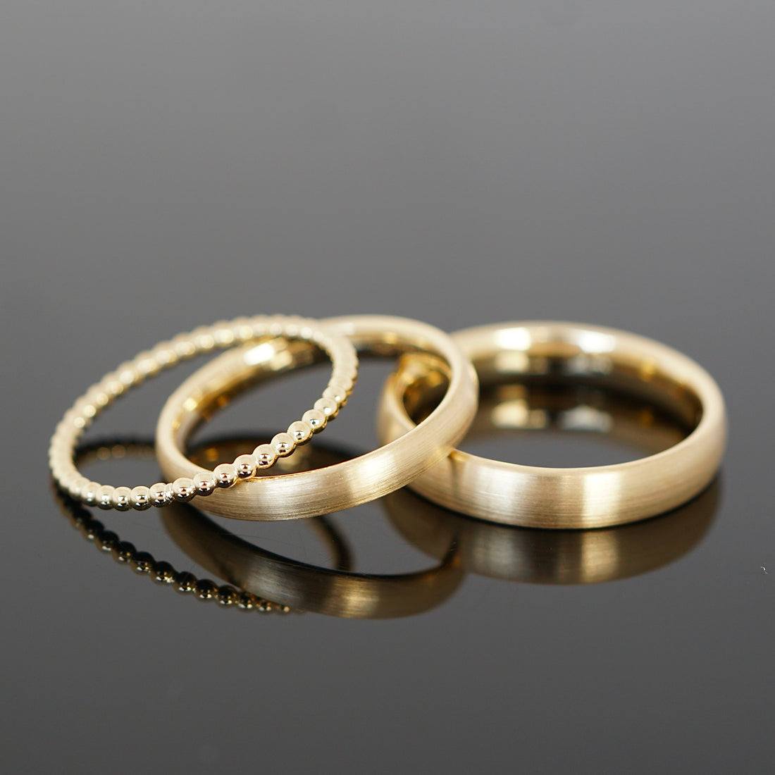 Drei Eheringe aus Gold.