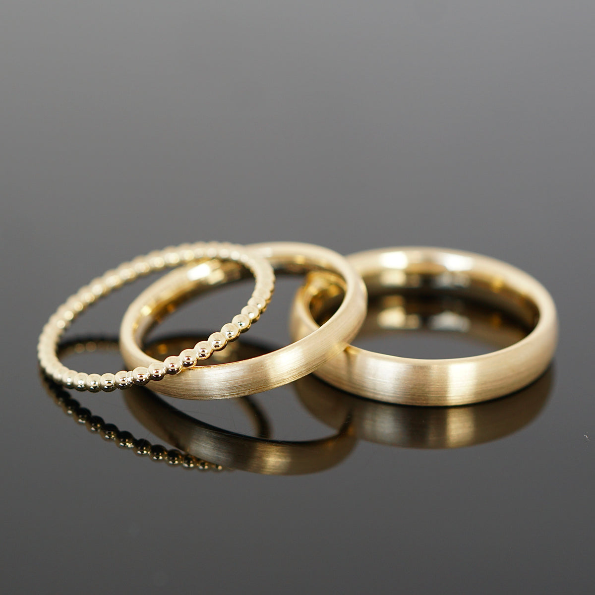 Drei Eheringe aus Gold.
