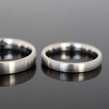 Lade das Bild in den Galerie-Viewer, Seidenmattierte Ringe zur Hochzeit aus Platin.
