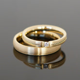 Vintage Eheringe ganz nach deinen Wünschen. Retro Eheringe aus Gold mit Perlierung und Diamant. Spannring Damenring 