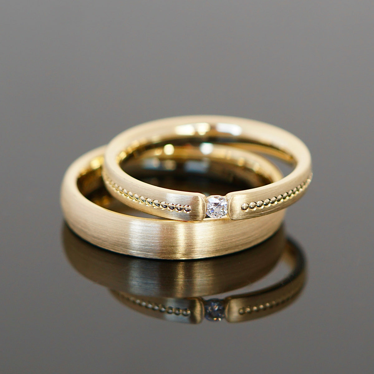 Vintage Eheringe ganz nach deinen Wünschen. Retro Eheringe aus Gold mit Perlierung und Diamant. Spannring Damenring 
