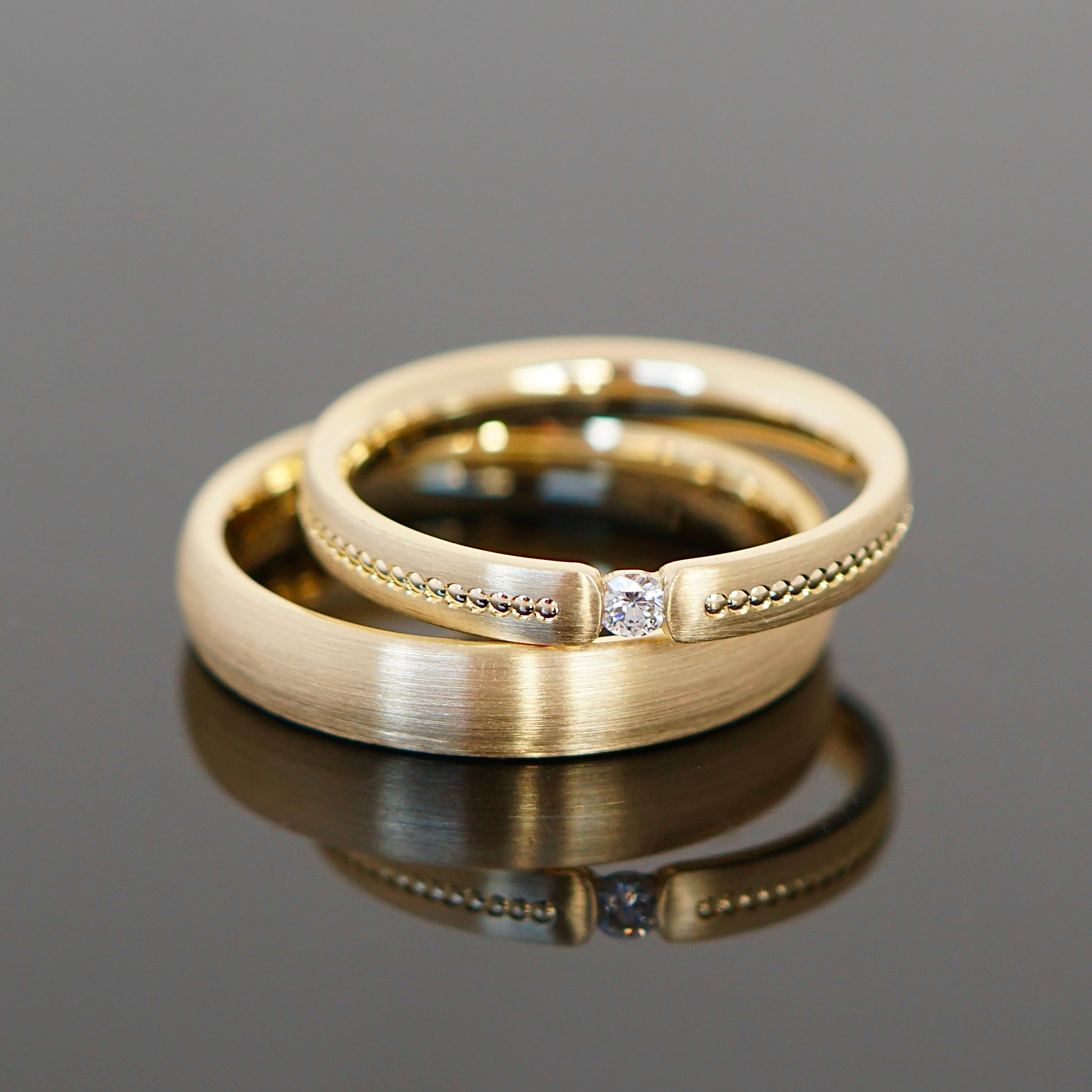 Vintage Eheringe ganz nach deinen Wünschen. Retro Eheringe aus Gold mit Perlierung und Diamant. Spannring Damenring 