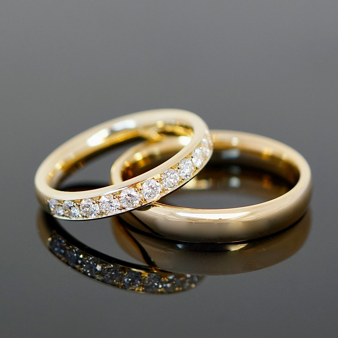 Eheringe ganz nach deinen Wünschen mit polierter Oberfläche für den Herrenring und Ring mit Diamanten als Damenring 