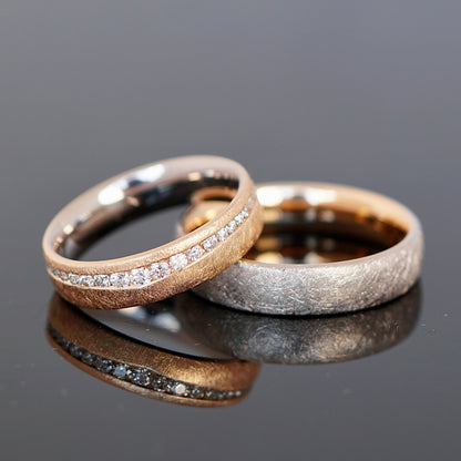 Eheringe ganz nach deinen Wünschen mit eismatter Oberfläche, zweifarbige Eheringe und Damenring mit Diamantenband 