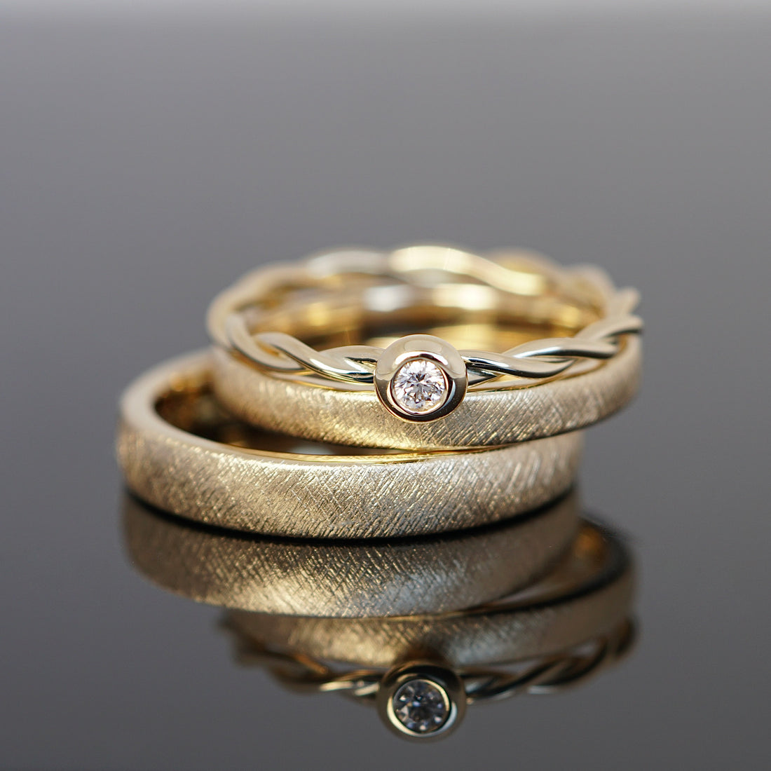 Eheringe ganz nach deinen Wünschen mit kreuzmatter Oberfläche und Vorsteckring Kordelring mit Diamant