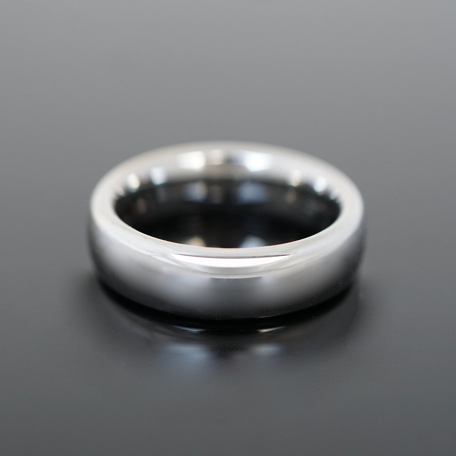 Ring für den Mann, klassisch mit polierter Oberfläche 