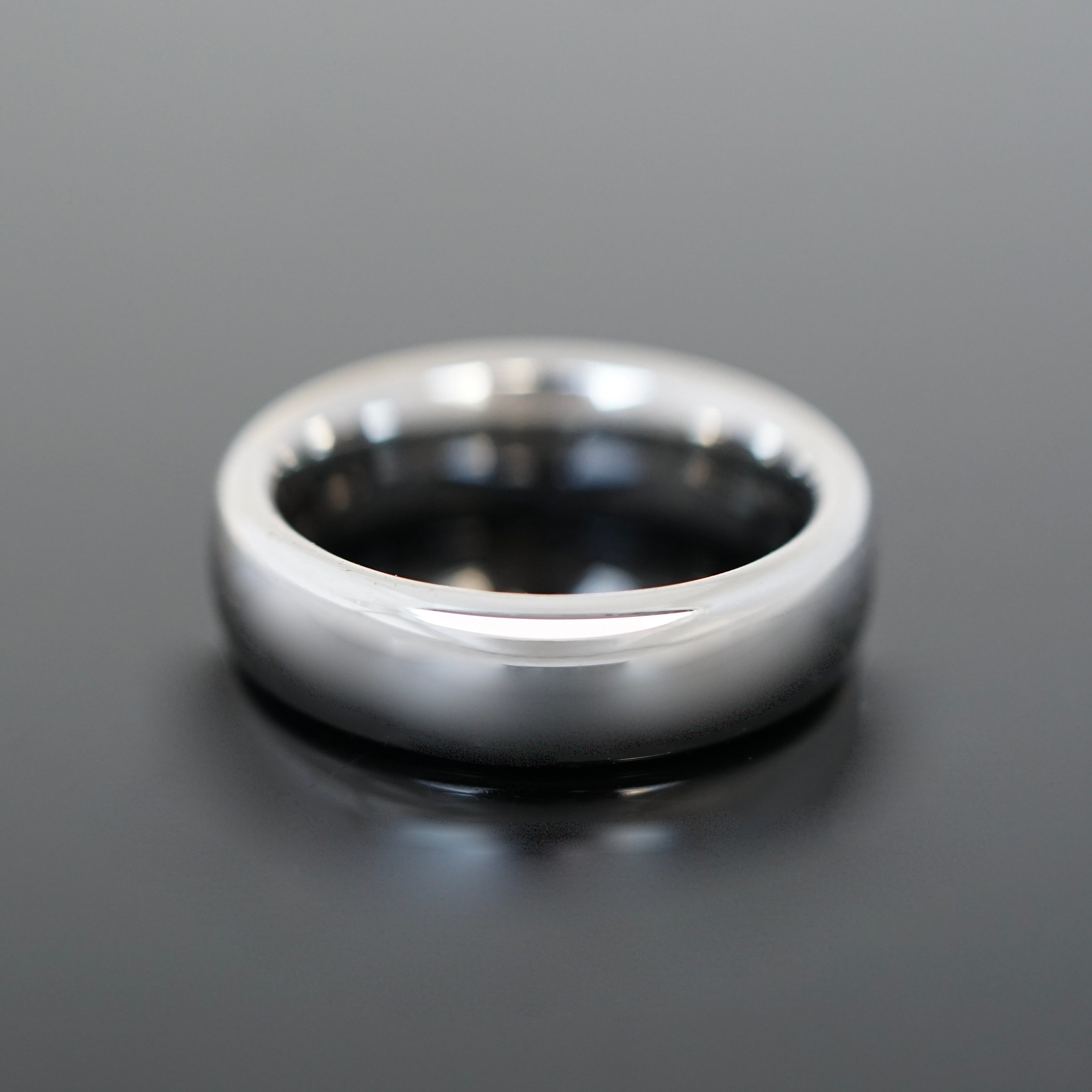 Ring für den Mann, klassisch mit polierter Oberfläche 