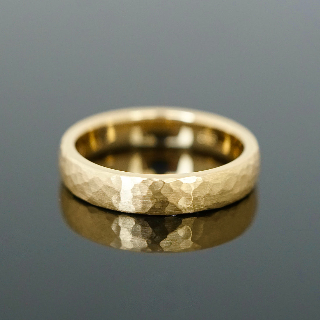 Ring mit Hammerschlag Oberfläche 