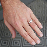 Hammerschlag Trauring für Männer. Herrenring mit geschmiedeter Oberfläche aus Platin.
