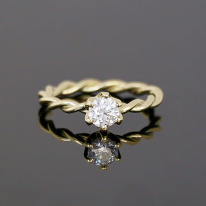 Kordelring mit einem Halbkaräter Diamanten aus Gold, gedrehter Ring Kordelung mit 0,50 Brillanten